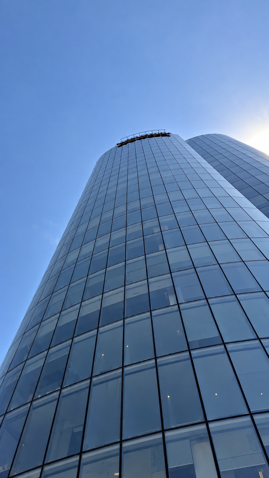 Limpieza de Fachadas y Vidrios en Altura realizado con trabajo vertical por GeoKing