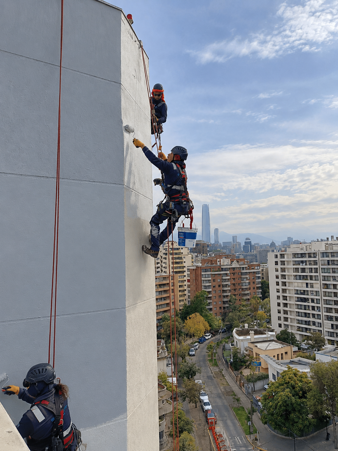 Pintura de Fachadas en Altura realizado con trabajo vertical por GeoKing