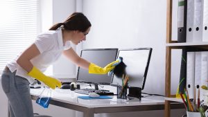 Mantener espacios de trabajo limpios y ordenados es esencial para el éxito empresarial. Descubre cómo la limpieza influye en el rendimiento de los empleados y la imagen profesional de tu empresa. Explora consejos prácticos y beneficios en #EspaciosLimpios.